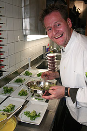 Küchenchef Andreas Schaer machts trotz der Hektik der Eröffnungsparty Spaß in der Grinsekatze (Foto:Martin Schmitz)